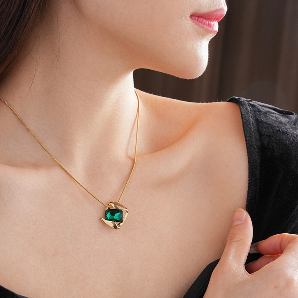 Verdant Muse Necklace & Earrings Set
